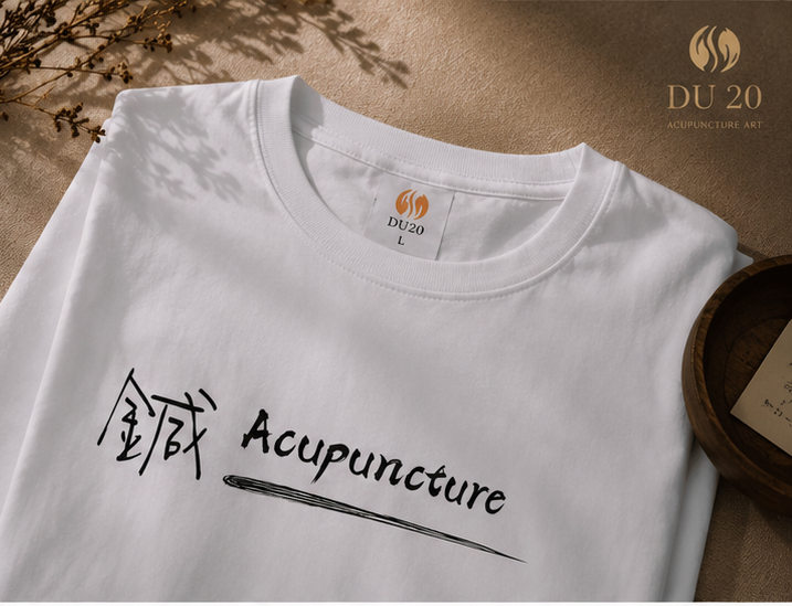 DU20 Acupuncture Art Tee — "针灸" Calligraphy Print (White)