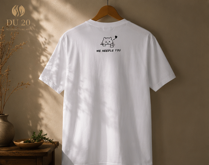 DU20 Acupuncture Art Tee — "针灸" Calligraphy Print (White)