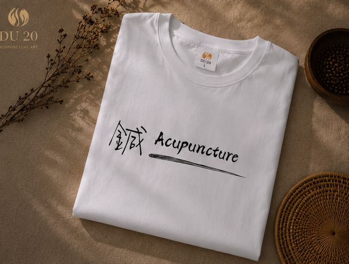 DU20 Acupuncture Art Tee — "针灸" Calligraphy Print (White)